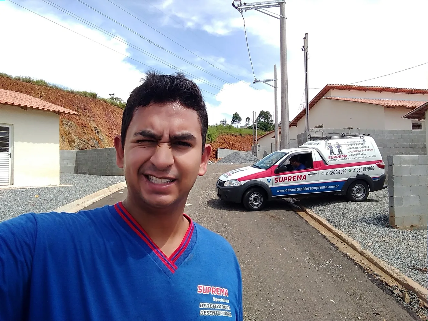 Veículo e equipe da Suprema Desentupidora em atendimento